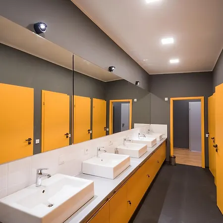 אכסניה Friday *