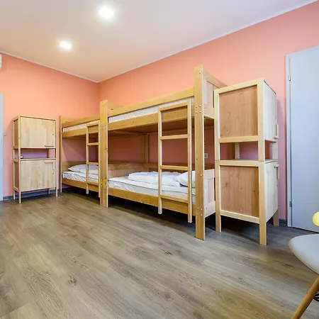 Friday אכסניה *